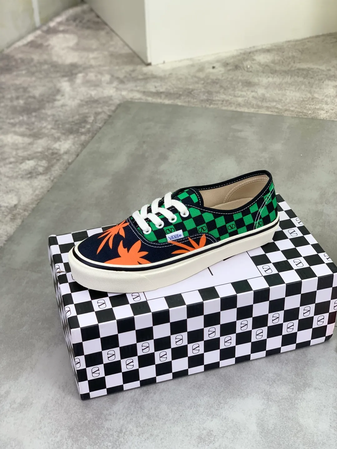 Men's shoes 💰P460 New Valentino❌Wans co-branded Valentino and Vans release new co-branded sneakers, integrating Valentino's Italian high-definition aesthetics and Vans's free and authentic spirit, giving classic shoes a personality that spans the ages. Many stars - Jolin Tsai. Yang Zi. Liu Wen. Ma Baiquan. Choi Soobin. freen. Song Zuer. JJ Lin. zel. Cecilia Cheung. shark. Xin Yunlai...Same style. Female model: 35-42 (41.42 is custom-made and non-refundable) Men's model: 39-46 (45.46 is custom-made and non-refundable)